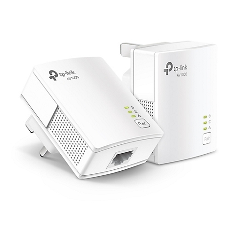 Zwei weiße TP-Link AV1000 Powerline-Adapter; Links einer mit Stecker, rechts mit eingestecktem Stecker.