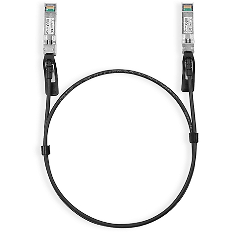 Ein schwarzes SFP+ Kabel mit zwei Anschlüssen und einem gebogenen Kabel. Auf dem Kabel sind Schriftzüge zu sehen.