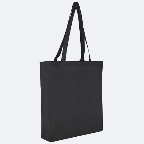 Schwarze Stofftasche, seitlich gesehen, mit langen Henkeln vor hellem Hintergrund.