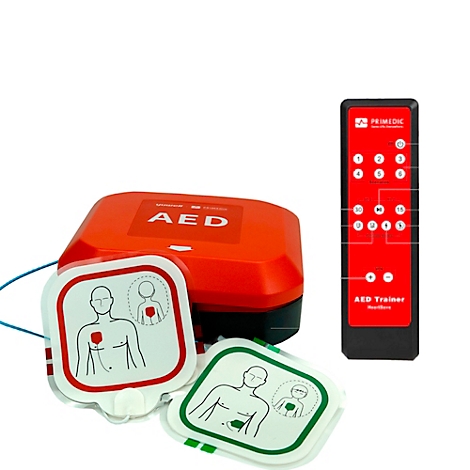 Ein rotes AED-Gerät mit Elektroden und Fernbedienung. Auf dem Gerät steht 'AED'. Elektroden zeigen Platzierung am Körper an.