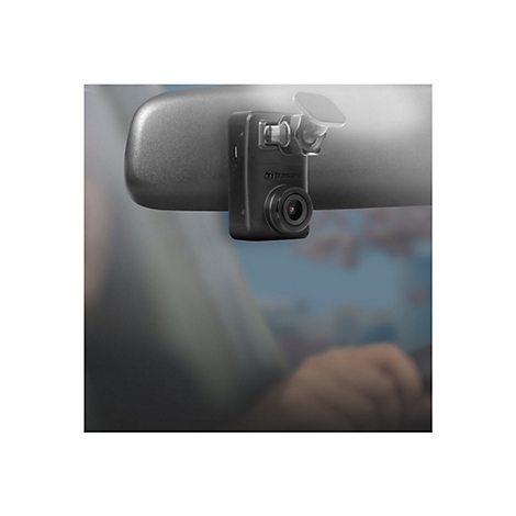 Eine schwarze Dashcam ist am RÃ¼ckspiegel befestigt, Kamera auf den Betrachter gerichtet. Das Bild zeigt einen Autofahrer.