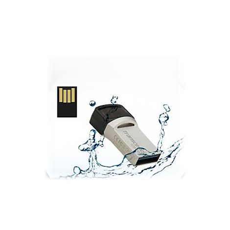 USB-Stick, silberfarben mit schwarzem Deckel, dargestellt mit Wassertropfen auf weiÃŸem Hintergrund. Im Bild ein USB-Anschluss.
