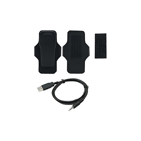 Schwarze Gürtelclips, ein Klettverschluss-Pad und ein USB-auf-Klinke-Kabel auf weißem Hintergrund.