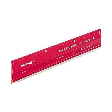Règle rouge, texte 'transotype', texte 'NON-SLIP ALUMINIUM CUTTING RULER PRO'. Échelle, bord antidérapant blanc.