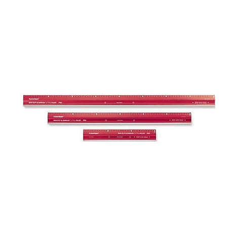 Trois règles rouges de différentes tailles sont posées côte à côte. Des informations de mesure et des lettrages sont visibles sur les règles.