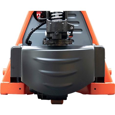 Gros plan d'un transpalette orange et noir. L'accent est mis sur l'avant du transpalette avec un bouclier de protection noir.