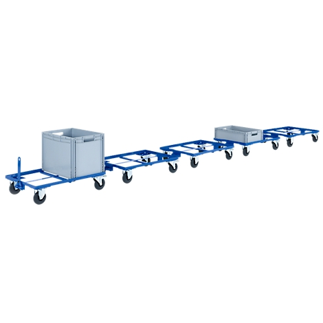 Twee grijze dozen staan op blauwe rolwagens. De wagens zijn achter elkaar verbonden en vormen een ketting.