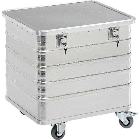 Coffre de transport rectangulaire argenté avec couvercle, deux serrures et roulettes.