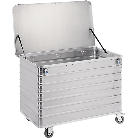 Caja de aluminio plateado, tapa abierta, sobre ruedas.