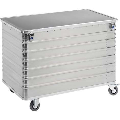 Zilveren transportbox op wielen. Het oppervlak heeft horizontale groeven, een deksel en metalen sluitingen.
