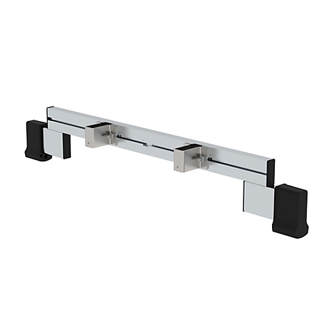 Un rail de montage en métal avec des supports sur fond blanc.
