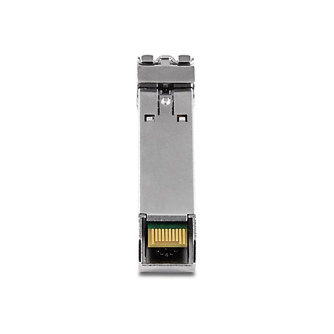 Silberner SFP-Transceiver-Modulstecker von vorne auf weißem Hintergrund.