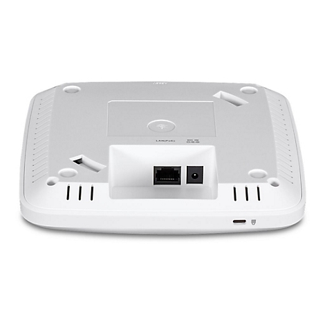 Rückseite eines weißen WLAN Access Points mit LAN- und Stromanschluss vor weißem Hintergrund.