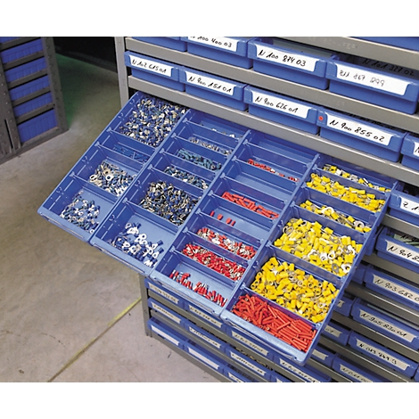 Geöffnete Schublade eines Werkstattschranks mit beschrifteten blauen Kunststoffboxen voller bunter Kabelschuhe.
