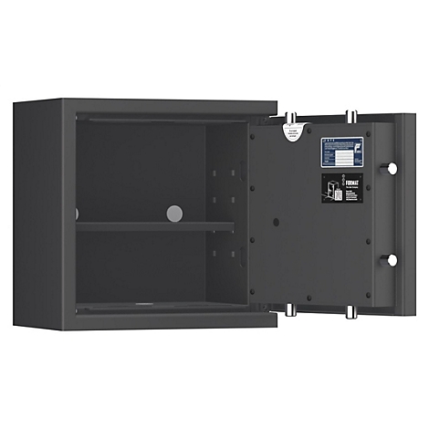 Ein offener, dunkler Tresor, die Tür ist geöffnet. Innen sind ein Regal und ein runder Knauf zu sehen.