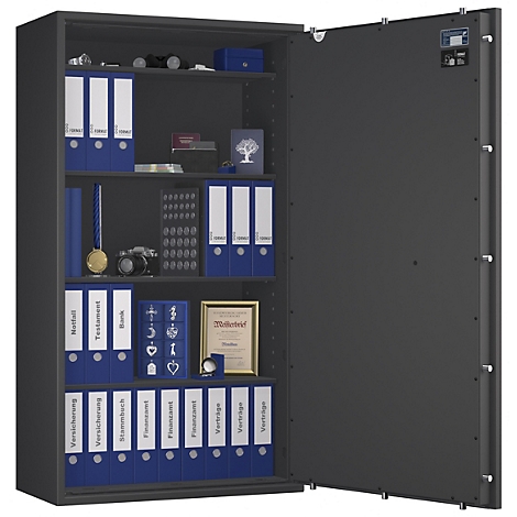 Offener Tresor mit Aktenordnern, Dokumenten, Kamera und Medaille. Graue Stahltür.