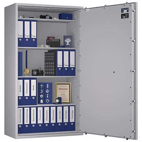 Ein geöffneter, grauer Tresor mit blauen Ordnern, Dokumenten, Schmuck und weiteren Gegenständen auf verschiedenen Regalen.