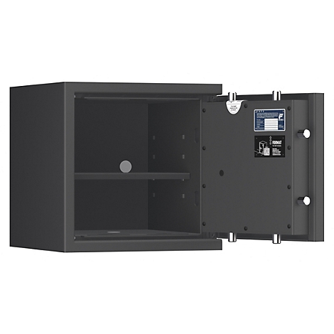 Ein offener, dunkler Tresor, die Innenausstattung zeigt ein Regal. Auf der Tür sind ein Schild und ein Aufkleber angebracht.