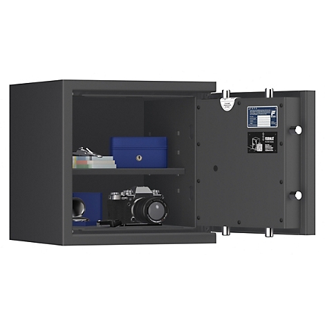 Ein offener, grauer Tresor mit zwei Regalen, gefüllt mit Gegenständen, darunter eine Kamera und blaue Schachteln.