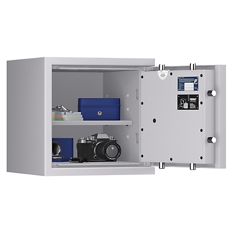 Offener Tresor mit Inventar. Innen: blaue Box, Kamera, Papiere. Tür mit Schildern. Graue Metalloberfläche.