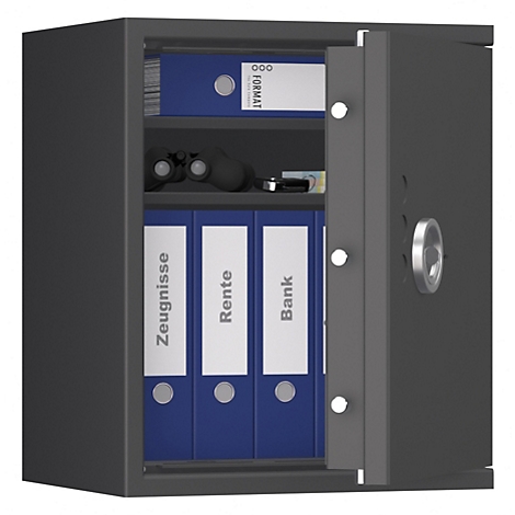 Ein geöffneter, grauer Tresor mit blauen Ordnern, Dokumenten, Fernglas und einer Geldbörse.