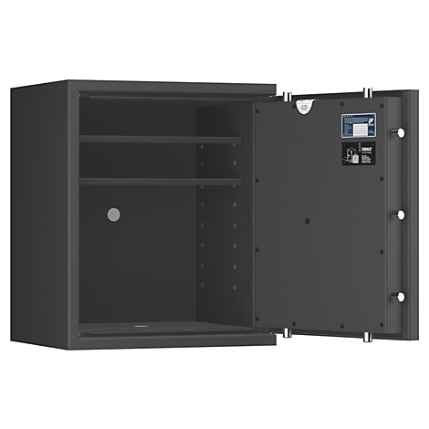 Ein geöffneter, grauer Tresor mit Regalen. Die Innenseite der Tür zeigt Informationen.