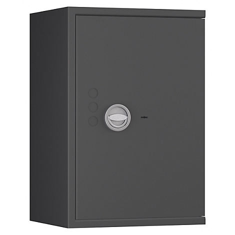 Ein grauer Tresor mit Drehknauf und drei Knöpfen. Der Tresor steht vor weißem Hintergrund.