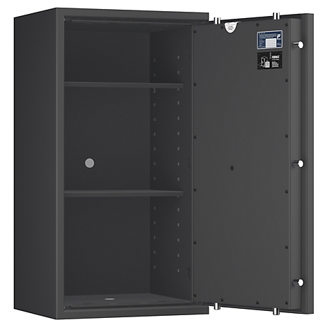 Ein geöffneter, grauer Tresor, Innenraum mit zwei Einlegeböden. Das Türinnere zeigt ein Schild mit Informationen.