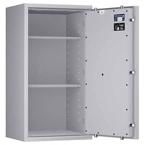 Grauer Tresor, offene Tür, zwei Einlegeböden. Auf der Tür sind Infoschilder angebracht.