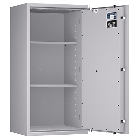 Grauer Tresor mit geöffneter Tür. Innen sind zwei Einlegeböden zu sehen. Auf der Tür sind Beschriftungen.