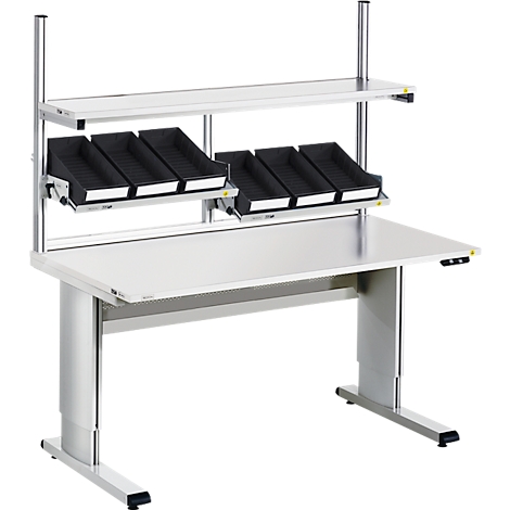 Ein grauer Werkbank mit Regalen und schwarzen Behältern. Die Werkbank hat eine helle Arbeitsfläche und Metallbeine.