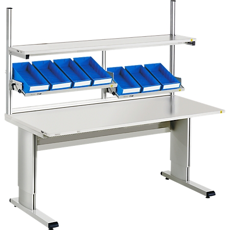 Silberner Arbeitstisch mit blauen Kunststoffboxen und Regalböden. Der Tisch hat eine helle, glatte Oberfläche.