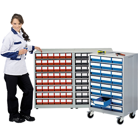Una mujer con herramientas está de pie junto a dos armarios de herramientas con cajones de diferentes colores.