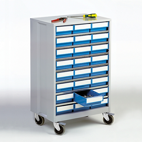 Grauer Werkzeugschrank mit Schubladen. Auf der Oberseite liegen Werkzeuge wie Zangen und Schraubendreher. Eine Schublade ist geöffnet.