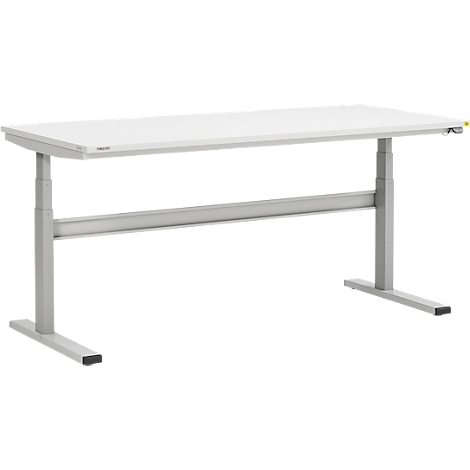 Un bureau blanc réglable en hauteur sur fond blanc. Le bureau a deux pieds gris, une barre transversale et un plateau rectangulaire.