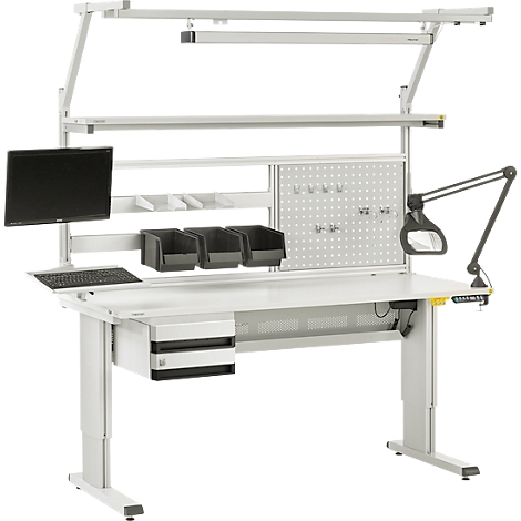 Witte, in hoogte verstelbare werkplek met monitor, laden, gereedschapsrek en lamp.