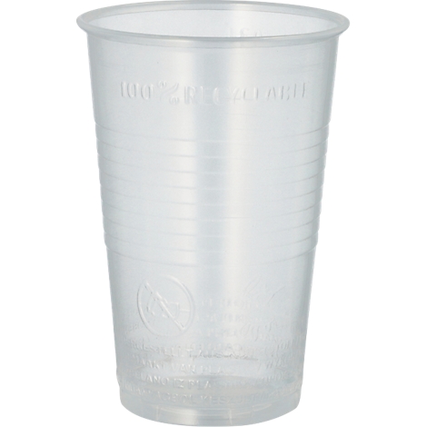 Transparenter Einweg-Plastikbecher mit Aufdruck 100% RECYCLABLE vor weißem Hintergrund.
