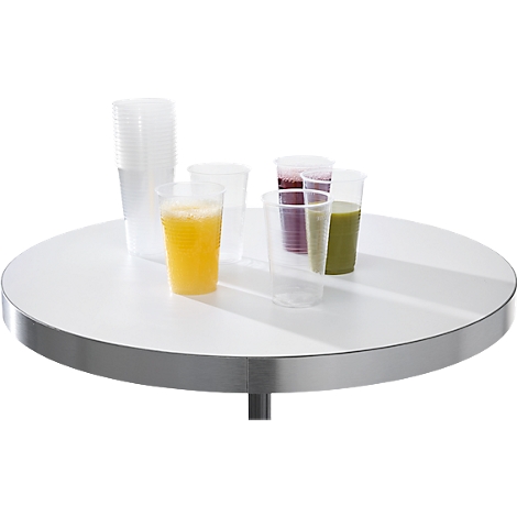 Transparente Plastikbecher mit verschiedenen Säften auf einem weißen, runden Tisch.
