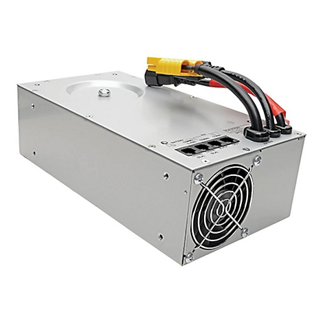 Grauer Metallkasten mit Kabeln, Lüfter, Anschlüssen. Gelbe und rote Kabel.