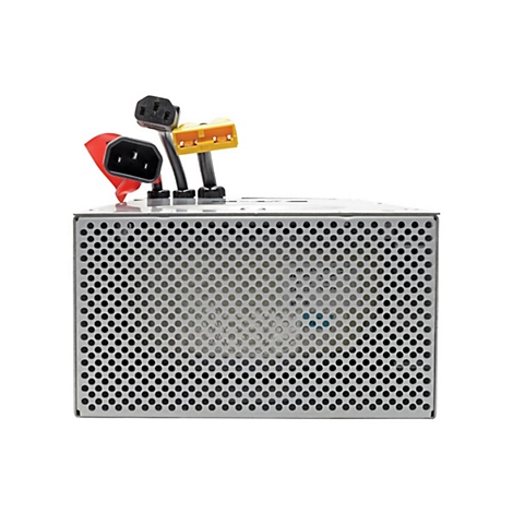 Grauer Computerstromanschluss mit drei farbigen Stromsteckern auf weißem Hintergrund.