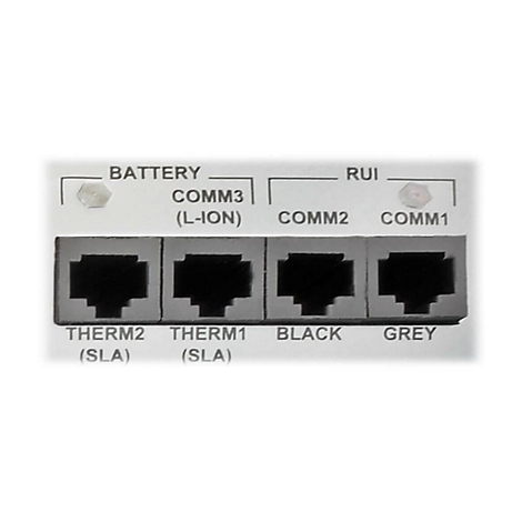 Nahaufnahme eines grauen Bedienfelds mit Eingängen und Beschriftungen: Batterie, COMM3, COMM2, COMM1, THERM2, THERM1, BLACK und GREY.