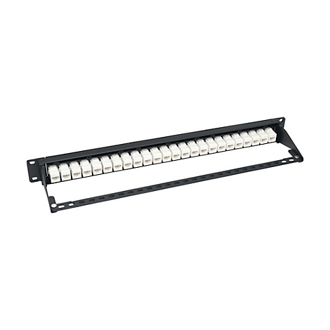 Schwarzes Patchpanel mit weißen RJ45-Buchsen. Es ist auf weißem Hintergrund abgebildet.