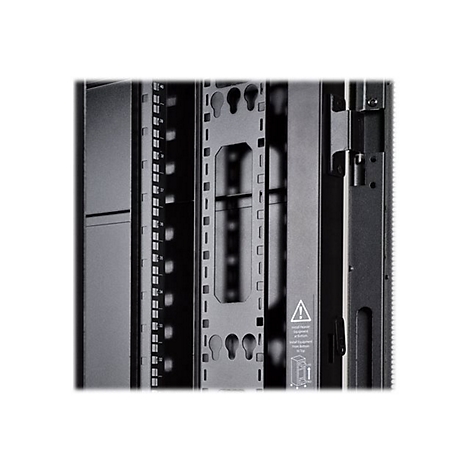 Detailaufnahme eines schwarzen Serverschranks mit nummerierten Schienen und einem Warnhinweis.