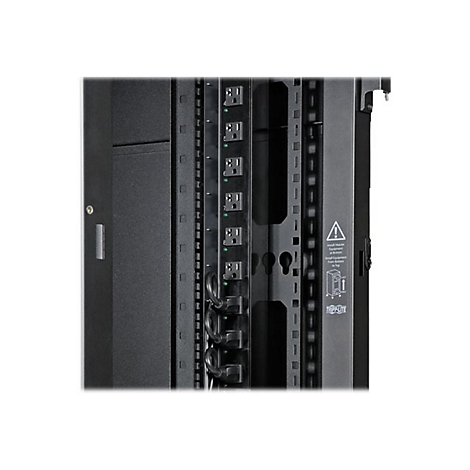 Detailaufnahme einer schwarzen Rack-Montage mit Steckdosen und Warnhinweisen.