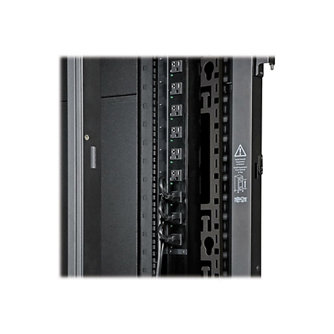 Detailaufnahme einer schwarzen Stromverteilereinheit in einem Serverschrank mit Steckdosen und Warnhinweisen.