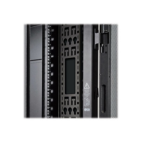 Nahaufnahme eines schwarzen Serverschranks mit nummerierten vertikalen Schienen. Ein Hinweisschild mit Piktogramm ist zu sehen.