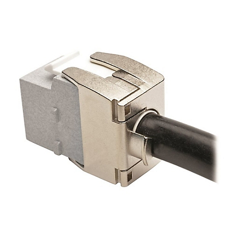 Nahaufnahme eines silberfarbenen RJ45-Steckers mit schwarzem Kabel.