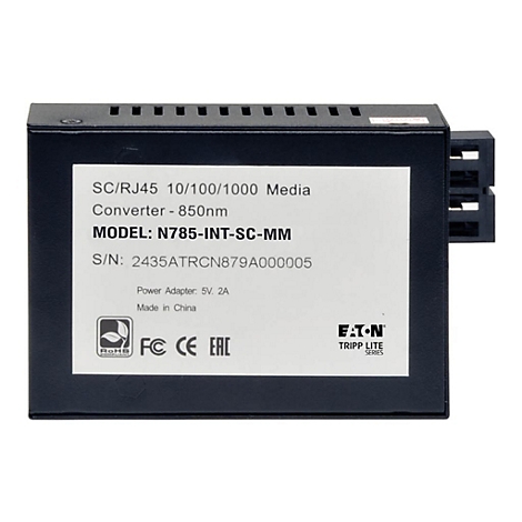 Ein schwarzer Medienkonverter mit einem weißen Etikett mit Text. Auf dem Etikett steht "SC/RJ45 10/100/1000 Media Converter - 850nm" und weitere Details.