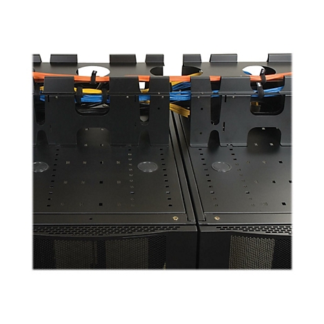 Schwarzer Serverschrank mit Kabelmanagement. Mehrfarbige Kabel, in den Schrank gefuehrt.