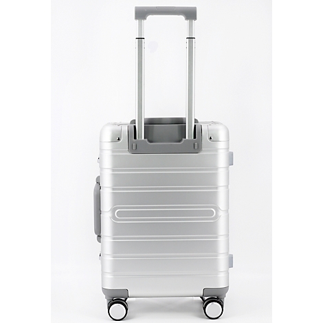 Valise argentée avec poignée rétractable, quatre roues et rainures horizontales. Accents gris. Fond blanc.